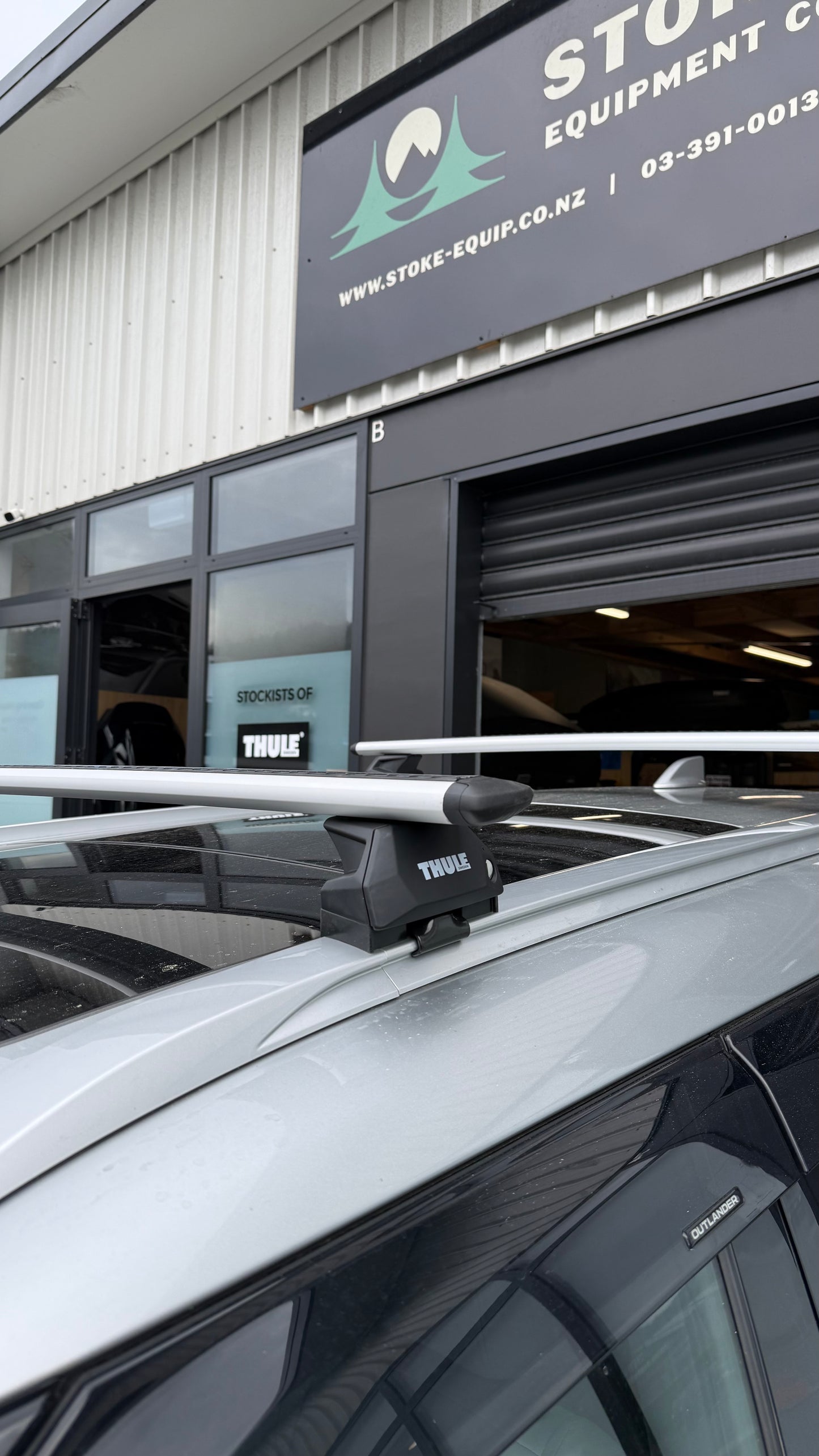 Mitsubishi Outlander 2022-ON (w/ flush rail) - Thule WingBar Evo Silver Roof Rack