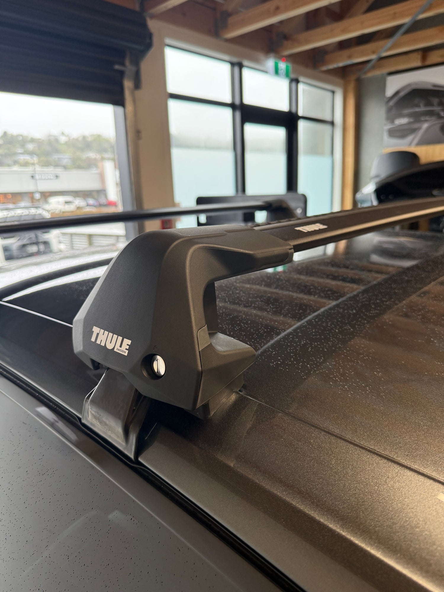 Thule wingbar edge 7205 clamp mount system fitted to a vehicle by stoke equipment co roof rack specialists nelson nz