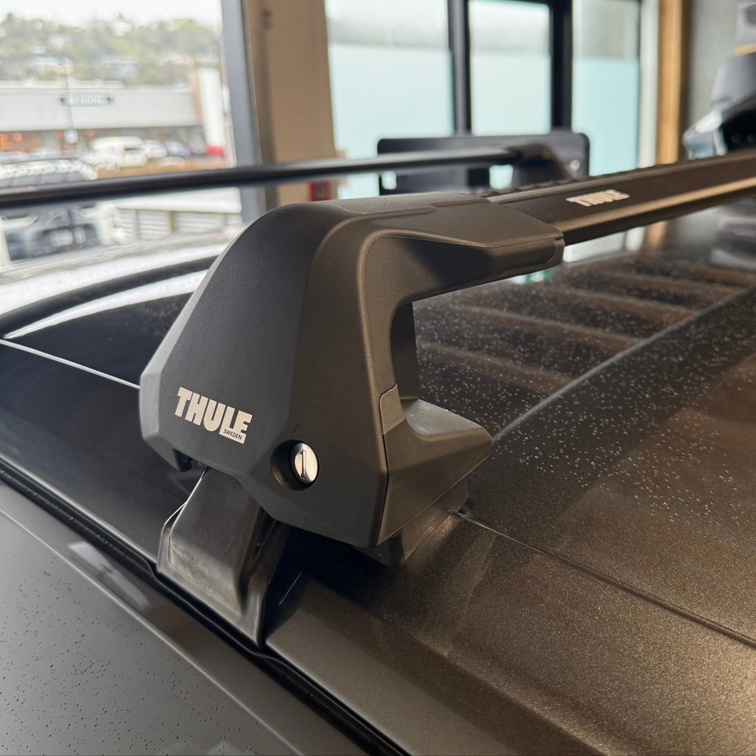 Thule wingbar edge 7205 clamp mount system fitted to a vehicle by stoke equipment co roof rack specialists nelson nz