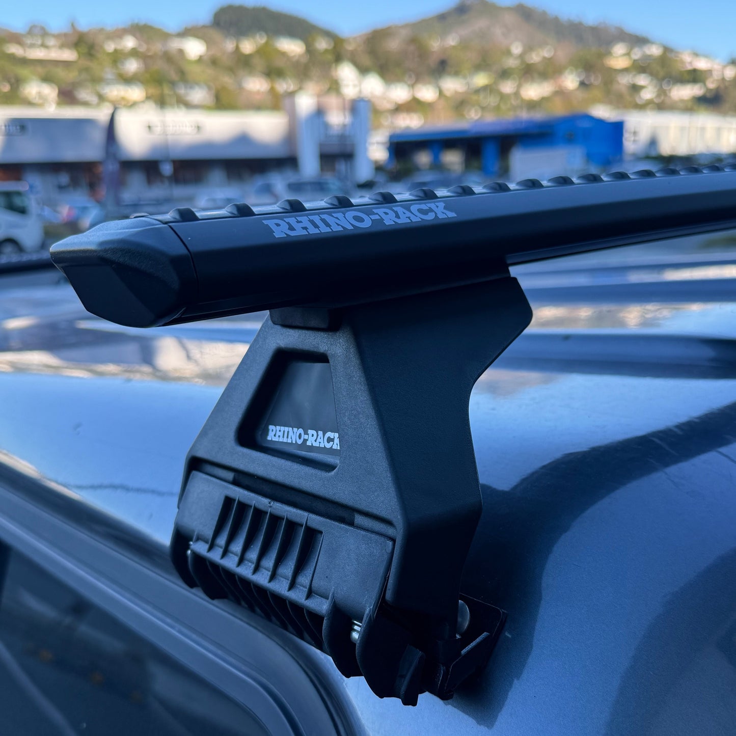 Toyota Hiace 2005-2019 (low roof) - Rhino-Rack Sportz 3 Bar Roof Rack Kit - JC-05154.3