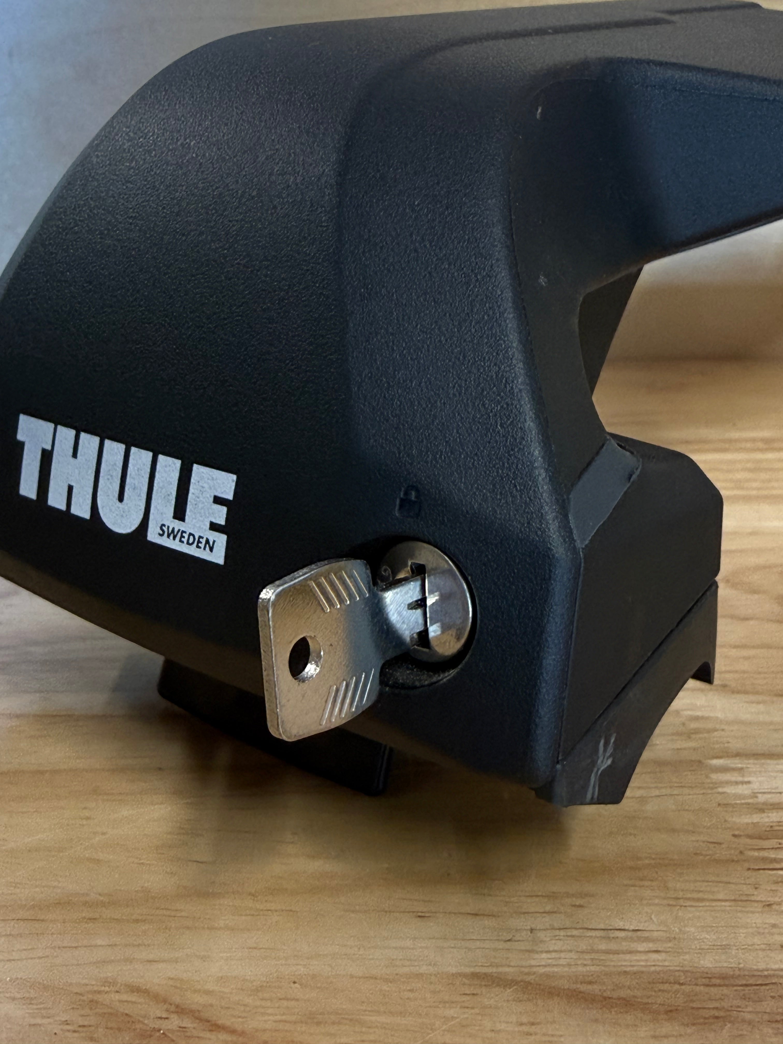 thule 720600 flush rail foot pack with lock and key