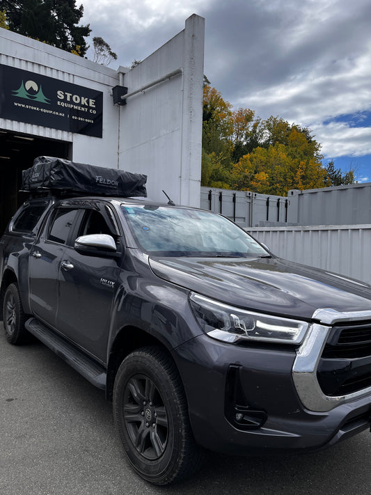 Toyota Hilux with rhino-rack roof racks and feldon shelter rooftop tent 13