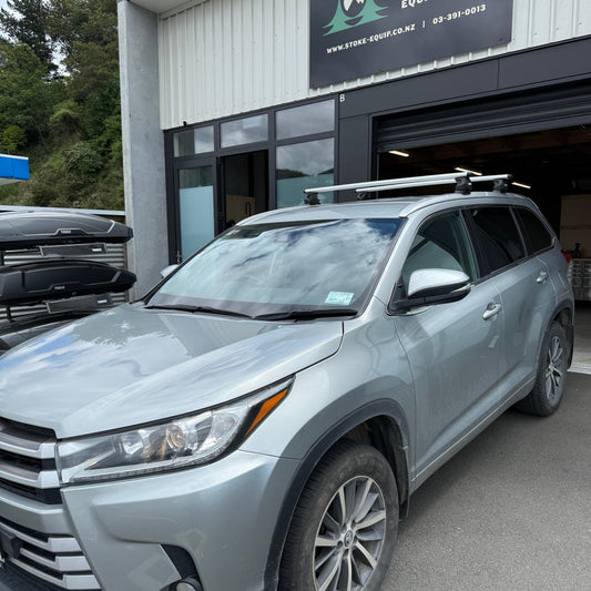 Toyota Highlander 2014-2021 (w/ solid rail fixpoint) - Thule WingBar Evo Silver Roof Rack