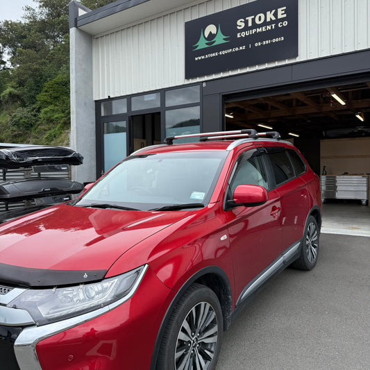 Mitsubishi Outlander 2012-2021 (w/ flush rail) - Thule WingBar Edge Roof Rack Silver