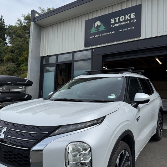 Mitsubishi Outlander 2022-ON (w/ flush rail) - Thule WingBar Evo Black Roof Rack