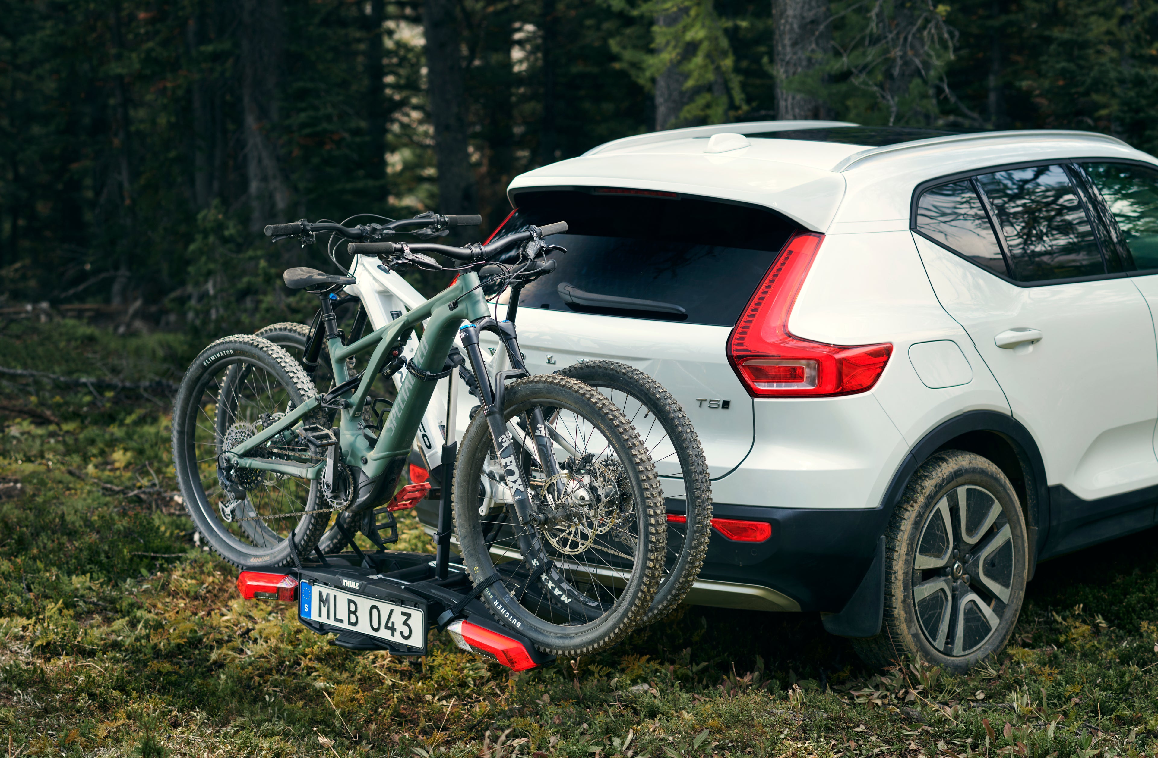 Thule Epos 2 Bike carrier, attached to a Volvo SUV with a pair of Specialized Levo E-bikes