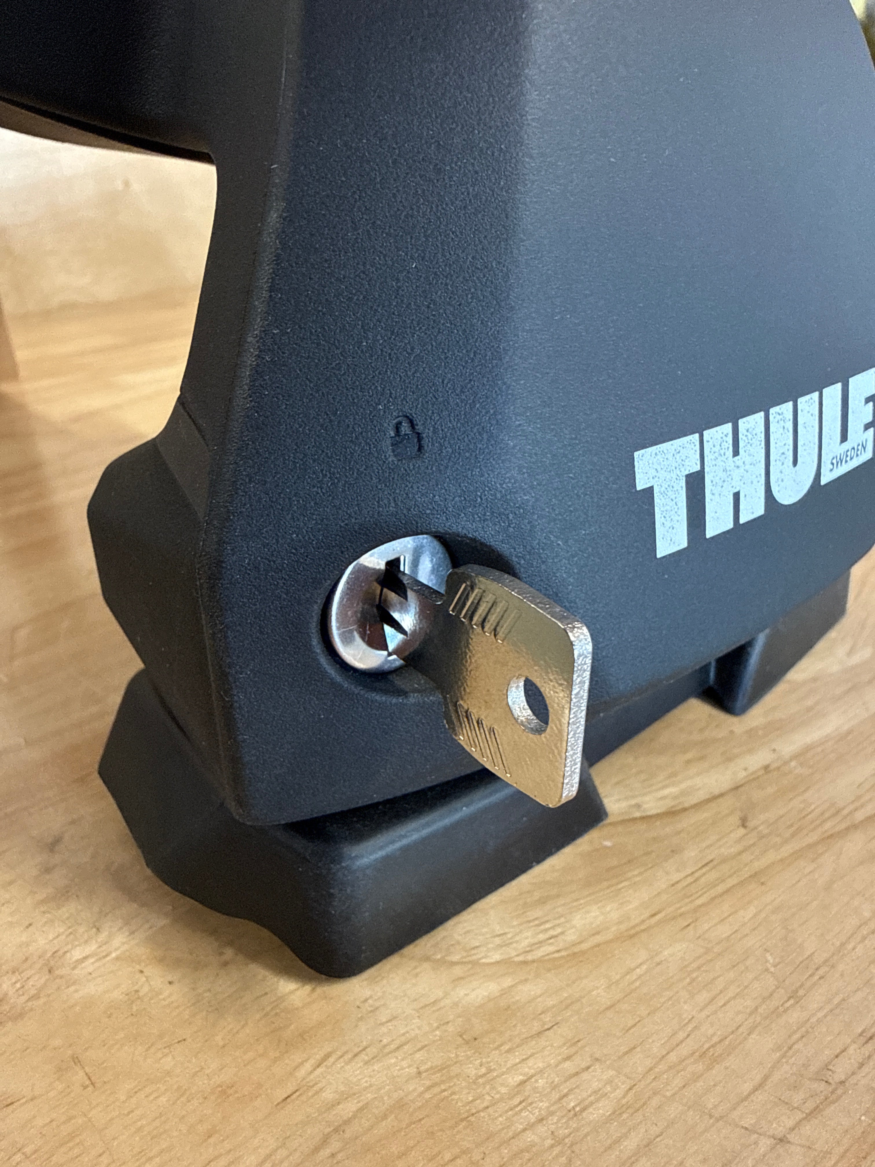 Lockable Thule WingBar Edge 720700 roof rack foot pack for added security