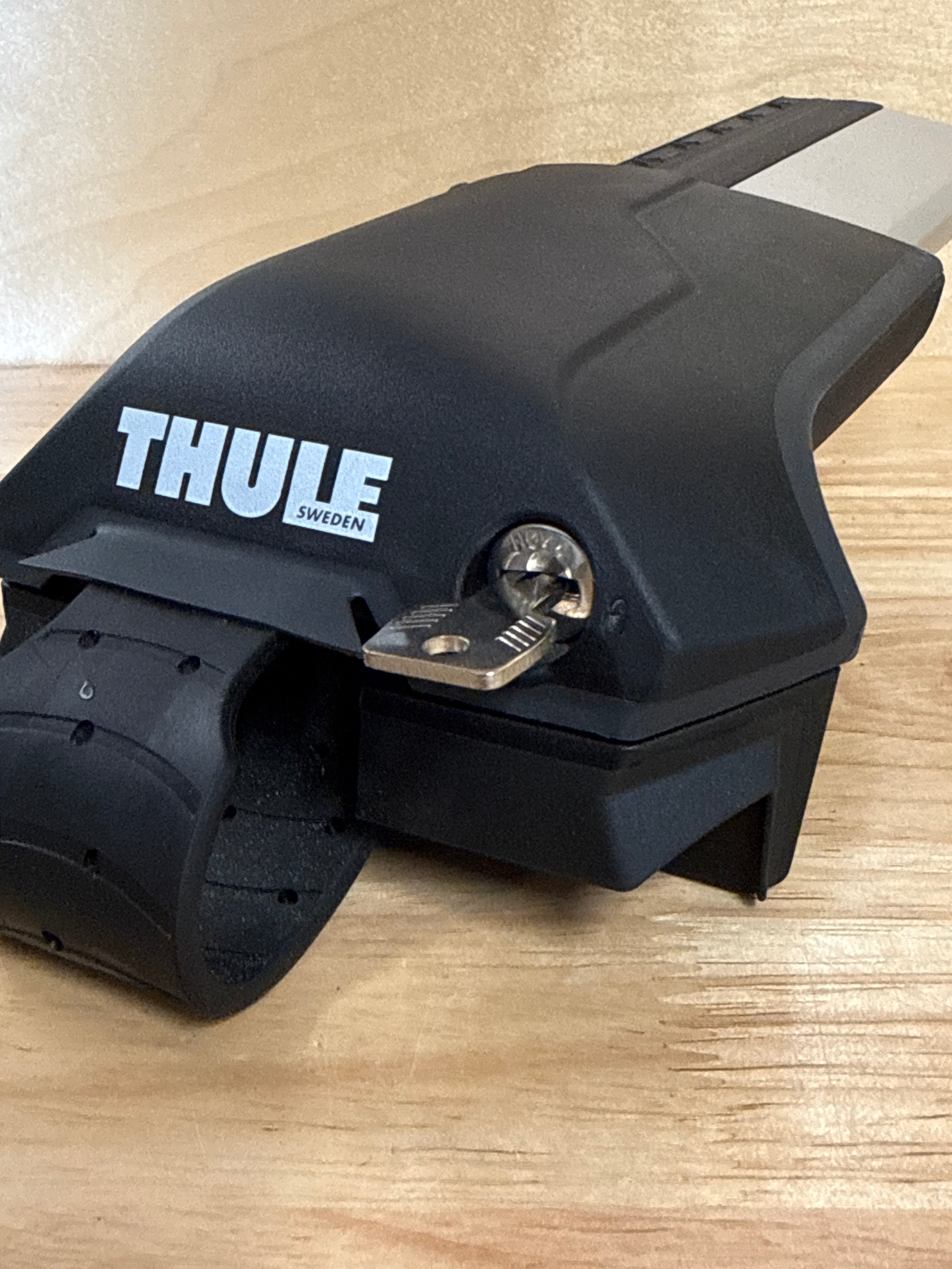 thule 720400 raised rail foot pack showing lock barrel and key