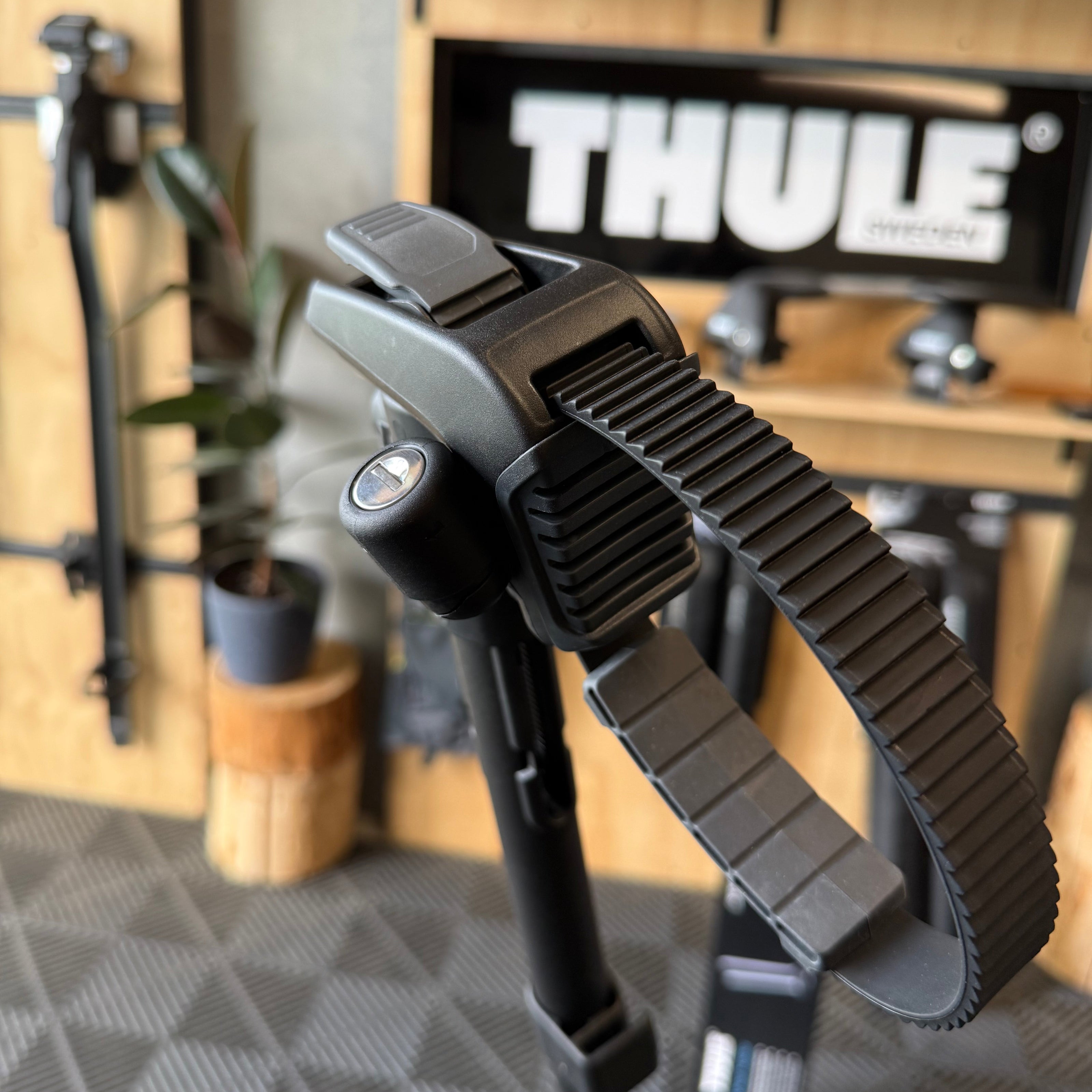 image of a thule outpace bike rack arm clamp showing the pump buckle and strap mechainsm
